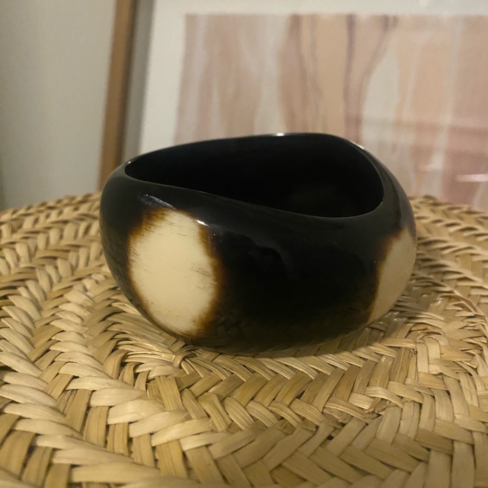 Acrylic Bone Look Black and Cream Bangle - Picture 3 of 7
